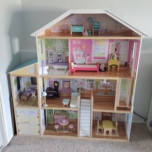Doll/ barbie house with accessories